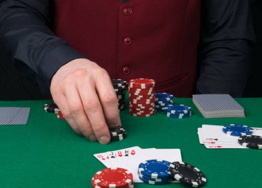 yakın plan, yeşil masada poker kartları ve büyük bahisler var.