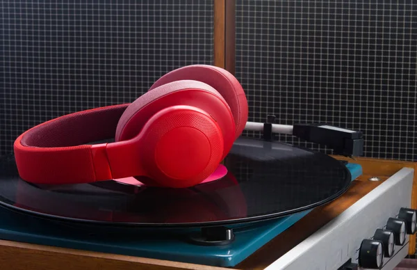 Κόκκινα Ακουστικά Βρίσκονται Πικάπ Στο Παρασκήνιο Των Παλαιών Ηχείων — Φωτογραφία Αρχείου