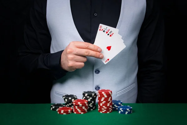 Uma Grande Aposta Uma Mesa Verde Frente Dealer Segurando Uma — Fotografia de Stock