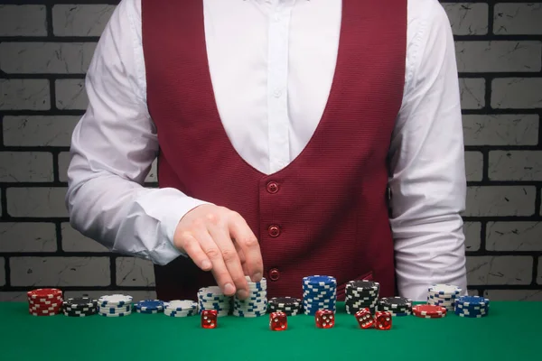 Ein Croupier Der Brettspiel Blackjack Eine Hohe Wette Mit Chips — Stockfoto