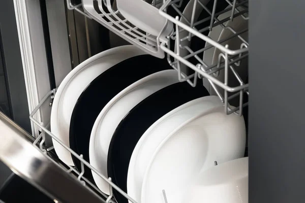 Schwarz Weiß Saubere Teller Der Spülmaschine Hintergrund Nahaufnahme — Stockfoto