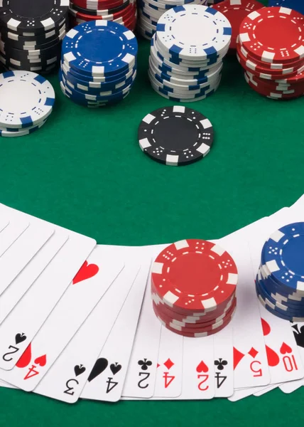 Игральные Карты Фишки Покера Красиво Лежат Зеленой Ткани Стола — стоковое фото