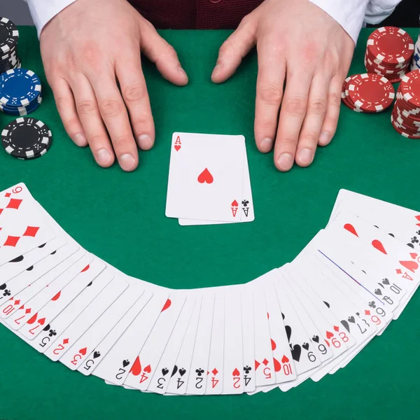 Pokerspielkarten Liegen Schön Auf Dem Grünen Tuch Des Tisches Draufsicht — Stockfoto
