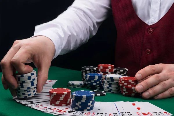Crupierul Face Pariu Poker Cârpa Masă Verde — Fotografie, imagine de stoc