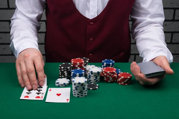 Dealer Apre Sue Carte Tavolo Poker — Foto Stock