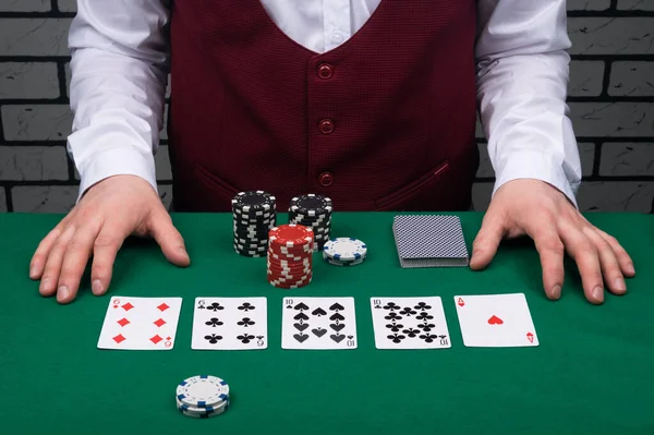 Offene Karten Auf Einem Grünen Pokertisch Vor Dem Dealer — Stockfoto