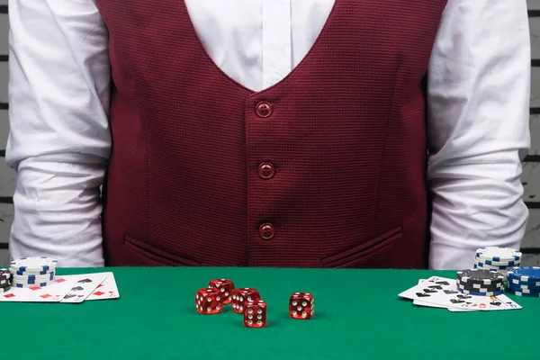 Rote Würfel Auf Einem Grünen Tuch Auf Dem Tisch Vor — Stockfoto