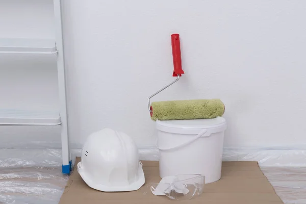 Superfície Preparada Coberta Polietileno Uma Escada Balde Tinta Capacete Protetor — Fotografia de Stock