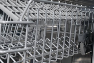 Tabakları bulaşık makinesinde saklamak için bir ızgara konteynırının yakın plan görüntüsü