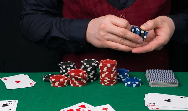 Nahaufnahme Der Hände Die Chips Für Wetten Einem Glücksspiel Poker — Stockfoto