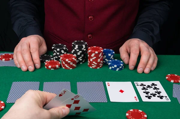 Nahaufnahme Zweier Karten Der Hand Des Spielers Vor Dem Hintergrund — Stockfoto