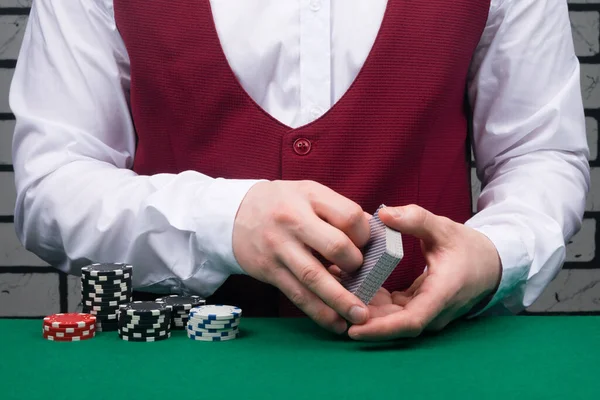 Croupier Spielkarten Und Chips Für Blackjack Nahaufnahme — Stockfoto