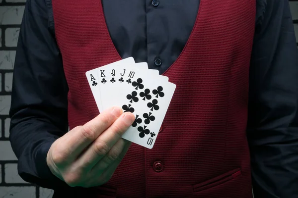 Крупье Показывает Выигрышную Комбинацию Черного Игре Покер Крупным Планом — стоковое фото