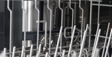 Metal bir yapının yakın çekimi, bulaşık yerleştirmek için çekmecenin bölümleri, otomatik olarak yıkanmak için.