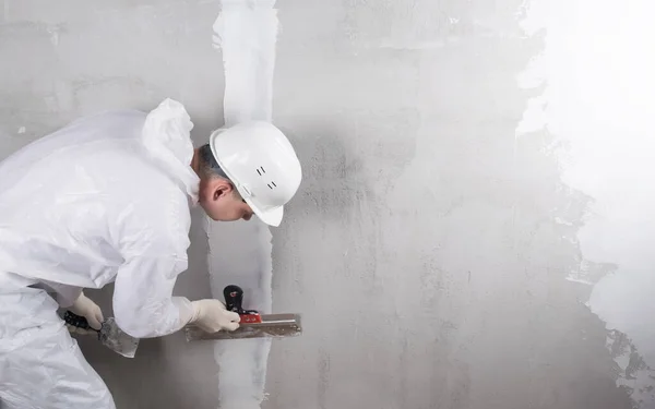 Repairman Seals Crack Wall Mortar — Stock Photo, Image