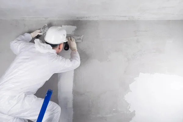 Reparador Sella Una Grieta Pared Con Mortero Vista Trasera — Foto de Stock