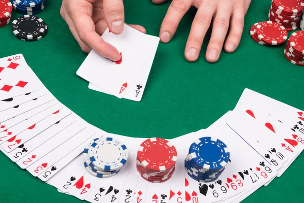Kart Çipler Poker Masasının Yeşil Masasında Üstte — Stok fotoğraf