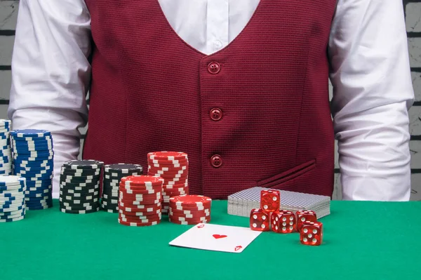 Fronte Dealer Tavolo Poker Con Carte Dadi — Foto Stock