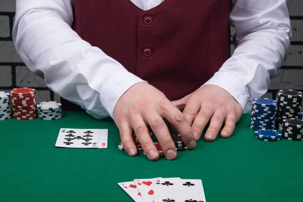 Der Dealer Holt Den Casino Gewinn Vom Grünen Tisch — Stockfoto