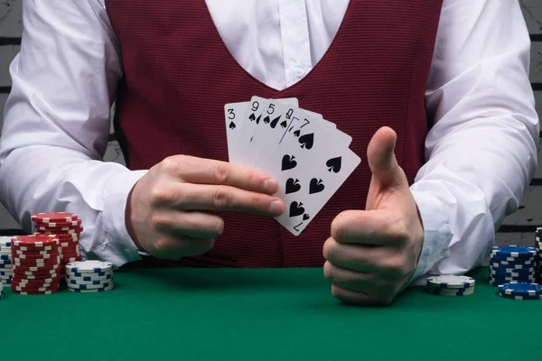 Dealer Mostra Una Buona Combinazione Carte Nella Sua Mano Vincere — Foto Stock