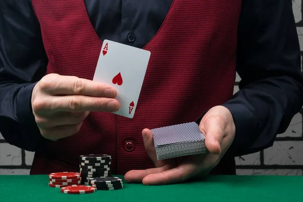 Der Dealer Zeigt Eine Gute Karte Ein Pokerturnier Gewinnen — Stockfoto