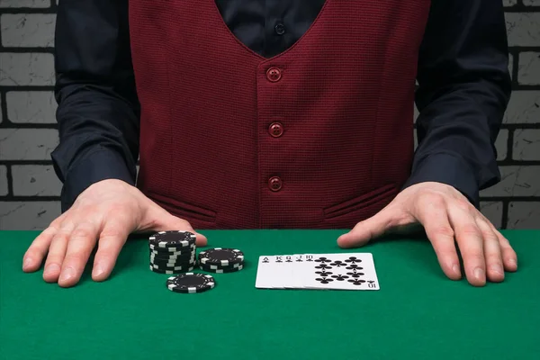 Der Croupier Wartet Auf Eine Wette Der Pokerspieler Tisch Frontansicht — Stockfoto
