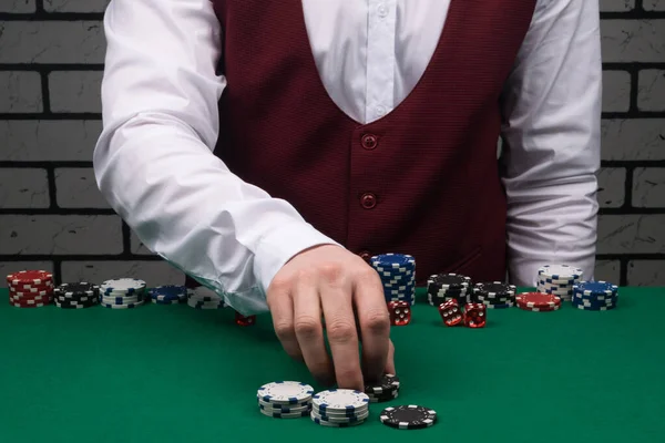 Krupiye Yeşil Masa Örtüsü Üzerine Poker Oynuyor Stok Resim