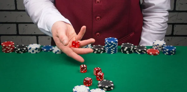 Der Croupier Erhöht Den Einsatz Blackjack Tischspiel Und Würfelt — Stockfoto