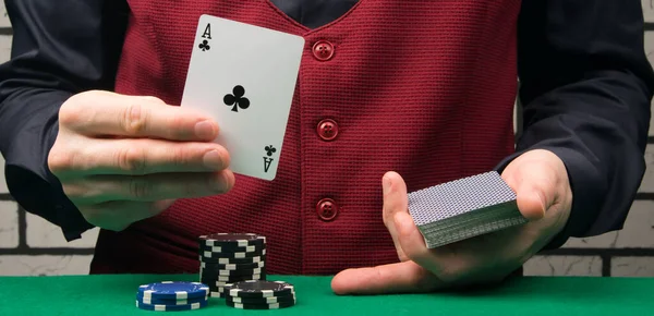 Nahaufnahme Des Ace Von Kreuzen Den Händen Eines Croupier Einem — Stockfoto