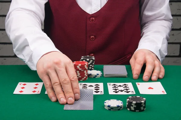 Der Croupier Öffnete Die Karten Pokerspiel Und Erhöht Den Einsatz — Stockfoto