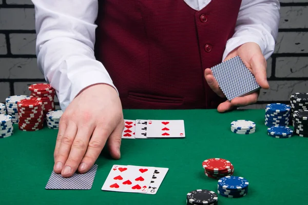 Der Croupier Öffnet Karten Auf Dem Grünen Tisch Pokerspiel — Stockfoto