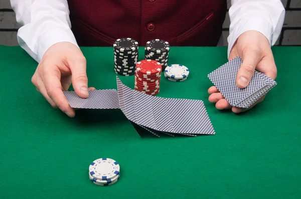 Der Croupier Öffnet Eine Karte Mit Einem Geschlossenen Glücksspiel Poker — Stockfoto