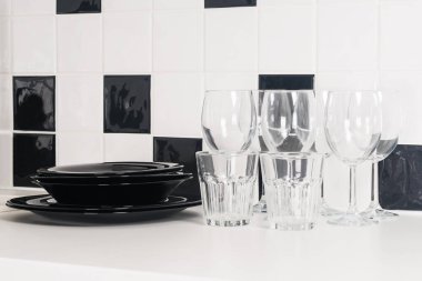 Temiz tabaklar ve bardaklar mutfak masasında.