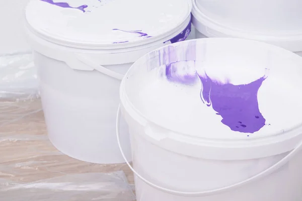 Открытое Ведро Белой Краской Фиолетовым Оттенком Внутри Вид Вблизи — стоковое фото