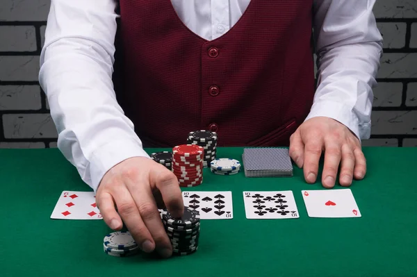 Der Geber Grünen Pokertisch Akzeptiert Die Wette Des Spielers — Stockfoto