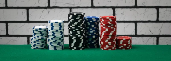 Красивая Концепция Фишек Покера Зеленом Столе Длинное Фото — стоковое фото