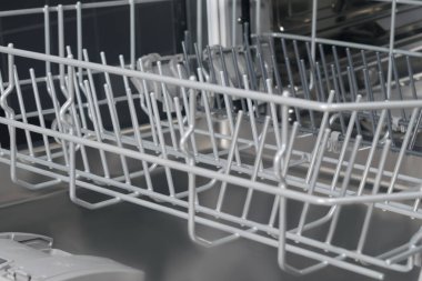 Bulaşık makinesinde yıkanacak şeyleri depolamak için konteynır şebekesine yakın plan.