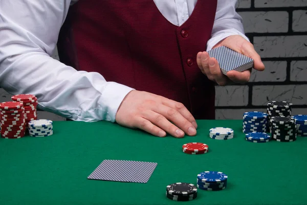 Der Croupier Teilt Den Blackjack Spielern Karten Aus — Stockfoto