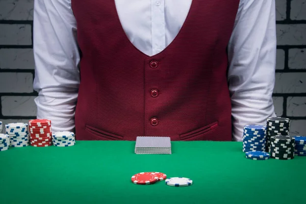 Vor Dem Hintergrund Des Croupier Ein Kartenspiel Und Wett Chips — Stockfoto