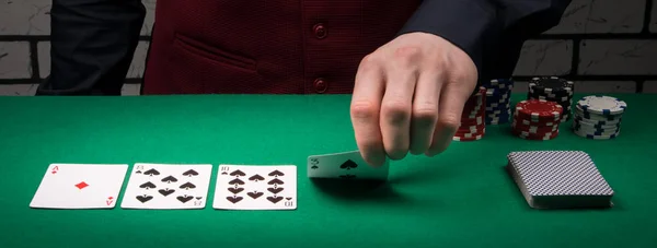 Auf Dem Grünen Tuch Des Pokertisches Öffnet Sich Eine Funktionierende — Stockfoto