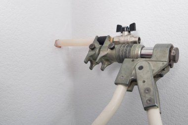 Su borusunu sıkıştırma işlemi, yakın plan.