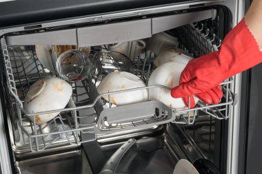 Kauçuk eldivenler, temiz tabaklarla dolu bir tepsi.