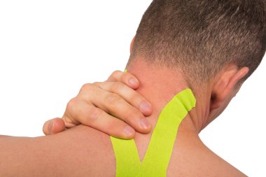 Eller, boyun omurgasında hassas bir bölge tutuyor. Yakın plan, beyaz, arka görüş.