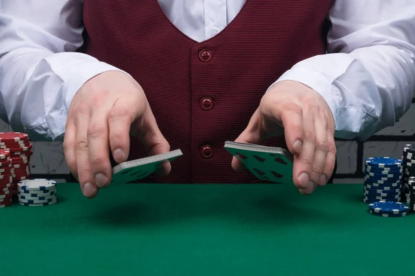 Croupier Mesa Poker Verde Embaralha Baralho Cartas — Fotografia de Stock