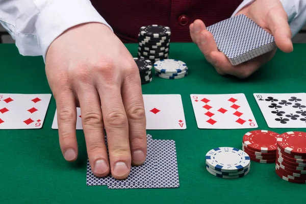 Der Geber Grünen Pokertisch Teilt Dem Spieler Karten Aus — Stockfoto