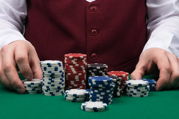 Der Croupier Grünen Pokertisch Sortiert Die Pokerchips — Stockfoto