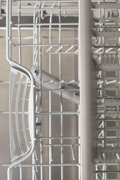 Weiße Saubere Tassen Der Spülmaschine Sind Durch Das Besteckfach Sichtbar — Stockfoto
