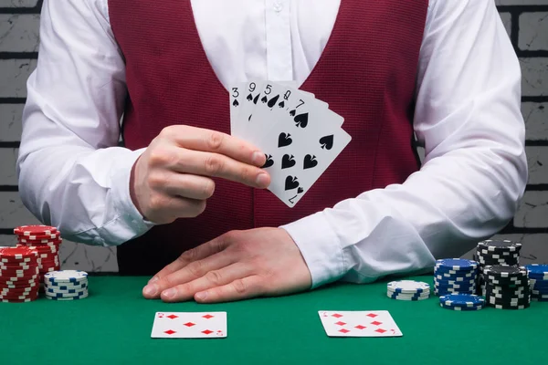 Der Hand Eines Spielers Eine Reihe Von Kartenkombinationen Derselben Farbe — Stockfoto