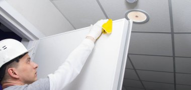 Kurulum ve yenilemeden sonra usta, bitirilmiş işi müşteriye teslim etmeden önce, sarı bir bez ile kapının kenarlarını siler