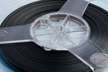 Müzik kaydetmek için manyetik bantlı bir makaranın yakın çekimi, retro sürümü